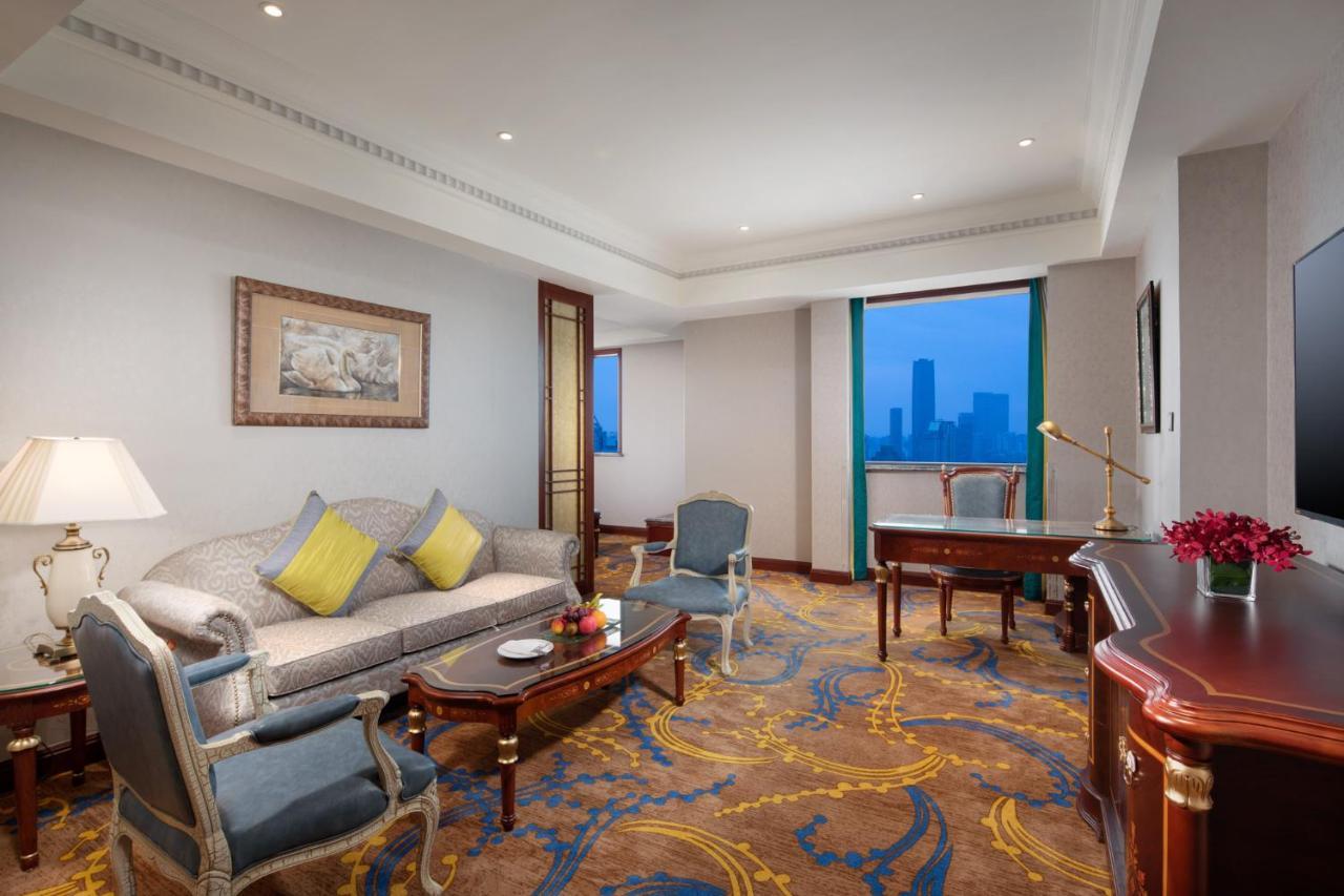 Crowne Plaza Shanghai Nanjing Road By Ihg Экстерьер фото A suite at the hotel