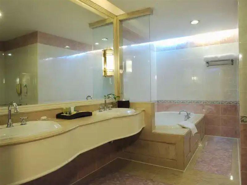 Crowne Plaza Shanghai Nanjing Road By Ihg Экстерьер фото Bathroom