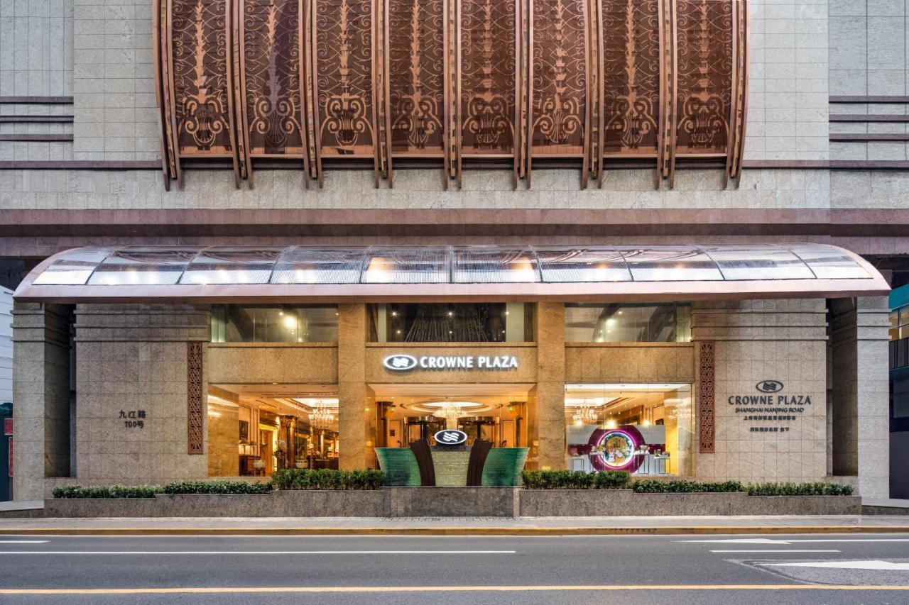 Crowne Plaza Shanghai Nanjing Road By Ihg Экстерьер фото The entrance of the hotel
