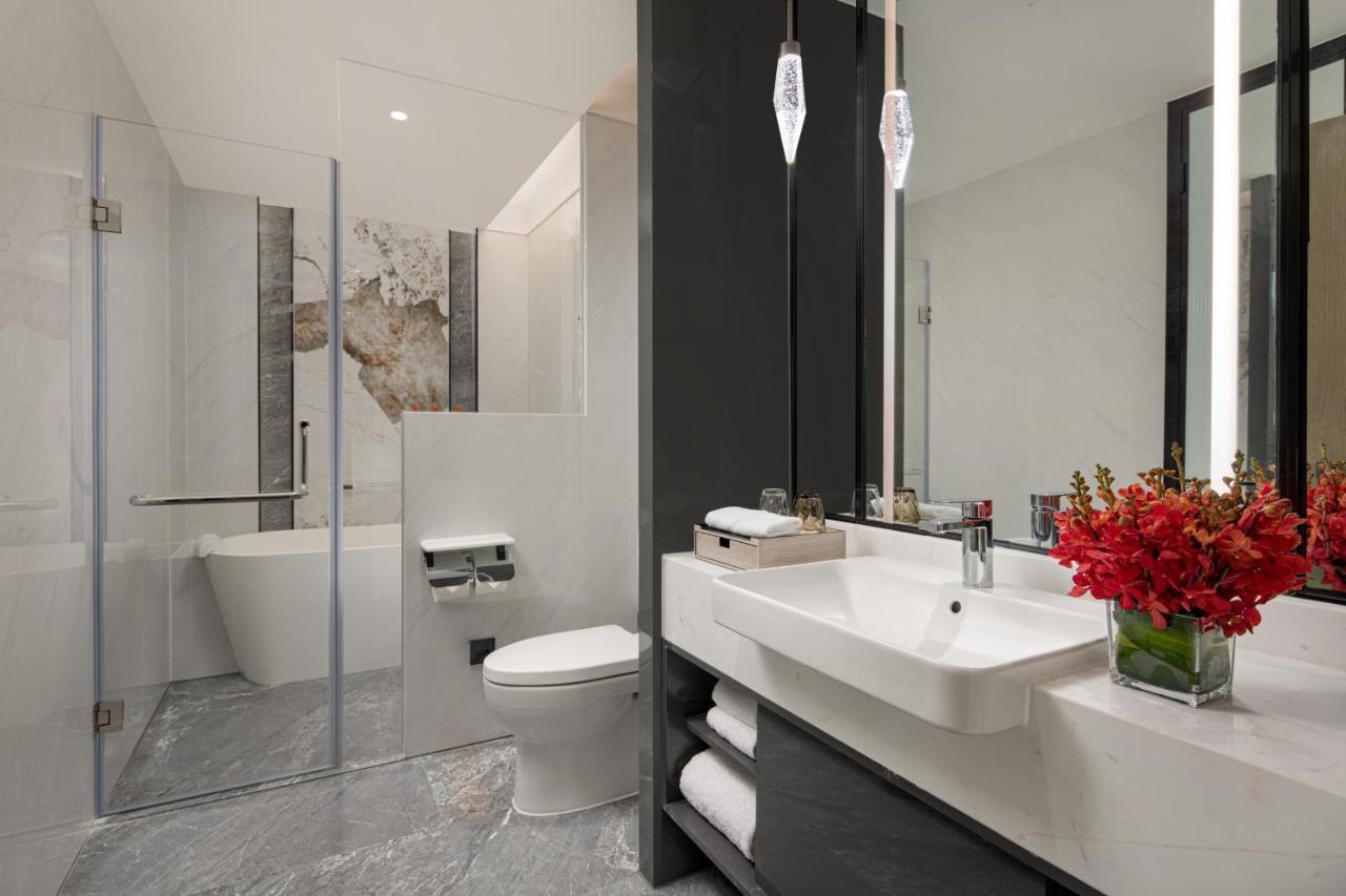 Crowne Plaza Shanghai Nanjing Road By Ihg Экстерьер фото A bathroom